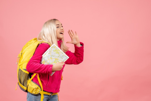 Foto gratuita donna del viaggiatore di vista frontale con lo zaino che tiene mappa che chiama qualcuno