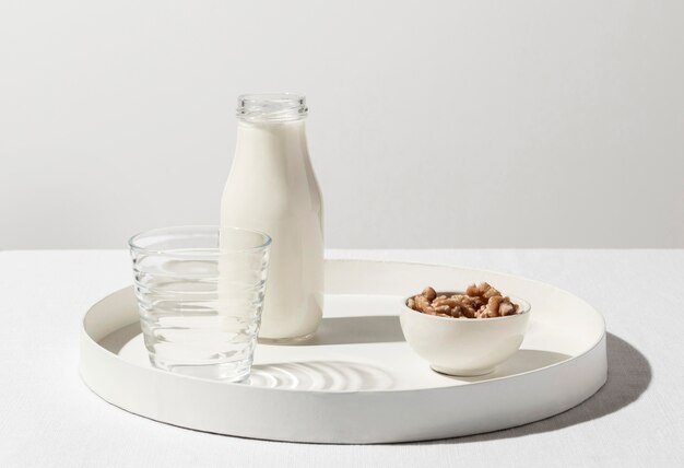 Вид спереди лотка с бутылкой молока и грецкими орехами
