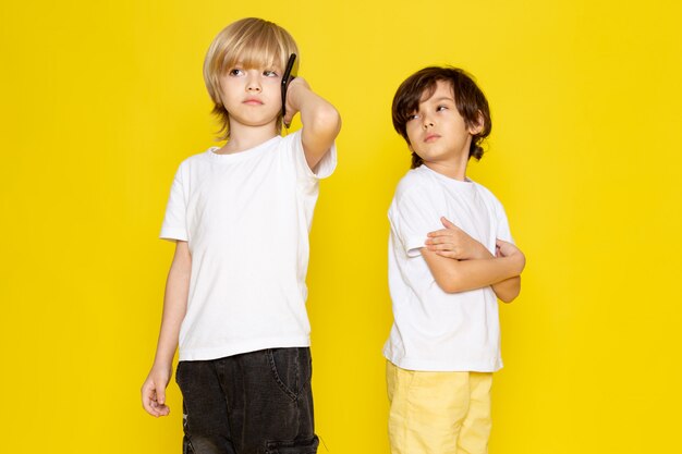 正面に黄色の白いtシャツの2人の男の子