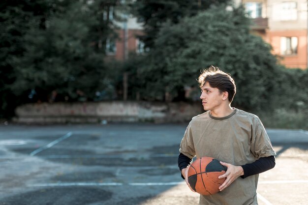 Вид спереди городского баскетболиста