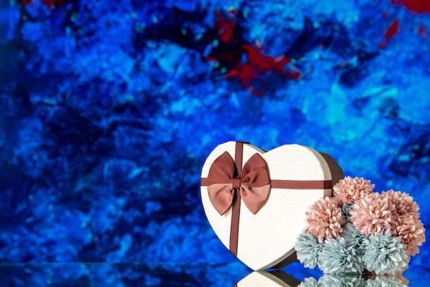 正面図バレンタインデープレゼント青い背景に花と情熱愛家族感美しさ雲色恋人結婚