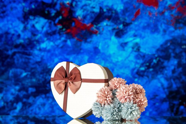 파란색 배경 열정 사랑 가족 아름다움 구름 색 연인 결혼 느낌에 꽃과 함께 전면 보기 발렌타인 선물
