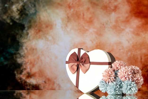 Vista frontale regalo di san valentino con fiori su sfondo chiaro matrimonio colore passione famiglia bellezza amore sentimento