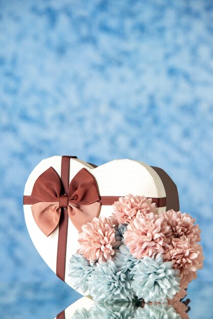 밝은 파란색 배경 색상 사랑 느낌 가족 아름다움 심장 커플 열정에 꽃과 함께 전면 보기 발렌타인 선물