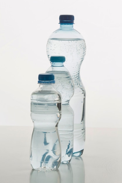 正面図水で満たされたさまざまなサイズのボトル