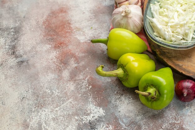 正面図野菜の組成スライスと白い背景色の野菜全体熟した健康的な生活ダイエット食事サラダ無料スペース