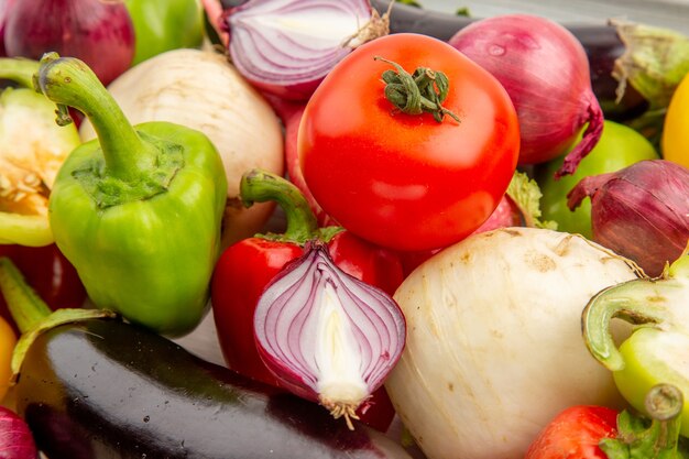 正面図白い背景の上の野菜の組成写真野菜ピーマン熟した健康的な生活色サラダミール