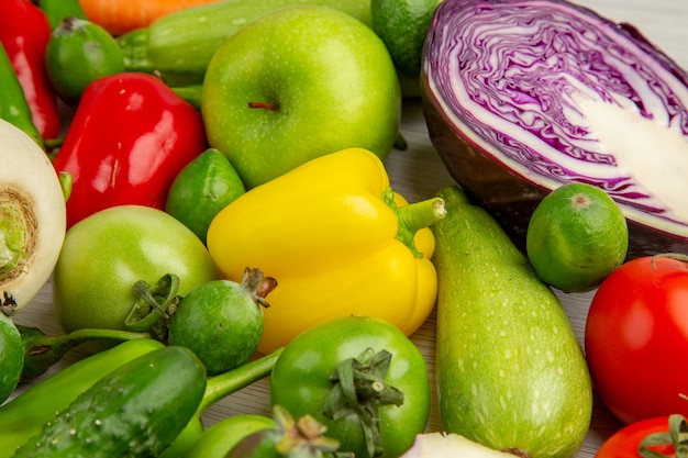 白い背景の上の果物と正面図野菜組成物ダイエットサラダ健康熟したカラー写真