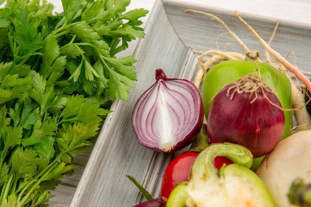 Вид спереди овощная композиция с приправами и зеленью на белом фоне цветное фото овощи здоровый образ жизни салат спелые