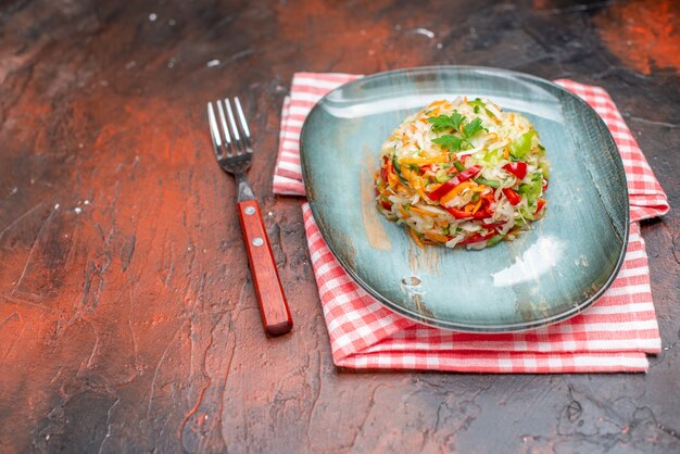 Вид спереди овощной салат круглой формы внутри тарелки на темном фоне пищевой цвет здоровый образ жизни кухня еда спелая диета