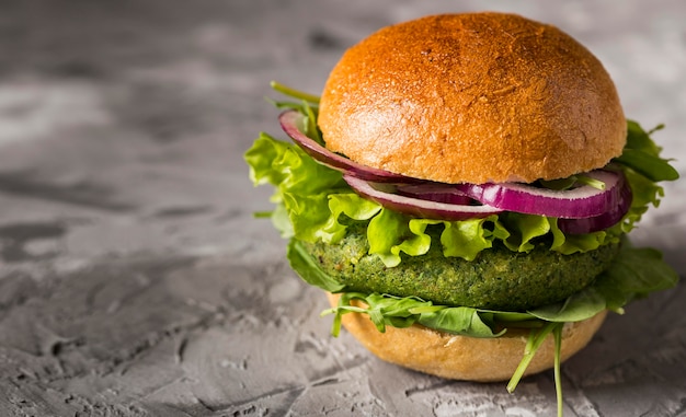 Foto gratuita hamburger vegetariano di vista frontale sul bancone