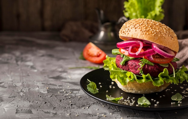 Вегетарианский бургер, вид спереди на тарелке с копией пространства