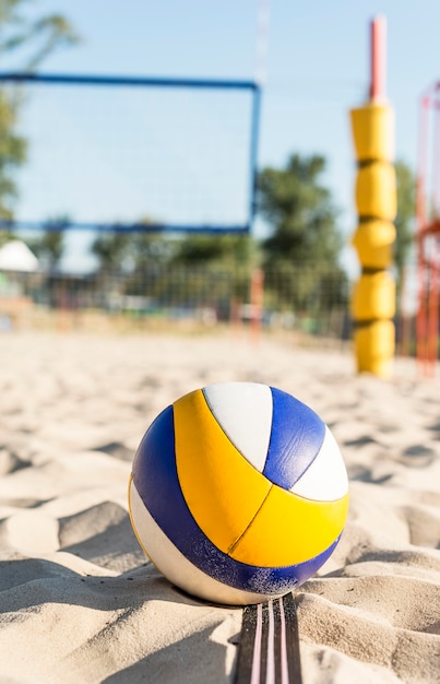 Foto gratuita vista frontale della pallavolo sulla spiaggia di sabbia