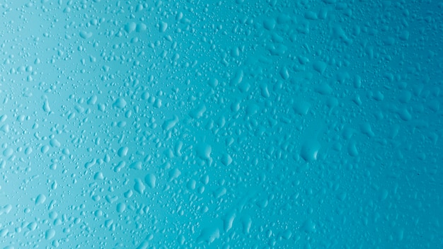 明確な表面の水滴の正面図