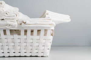 Вид спереди белая корзина с полотенцами