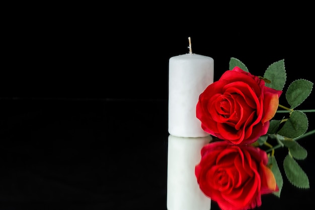 블랙에 빨간 장미와 함께 하얀 촛불의 전면보기