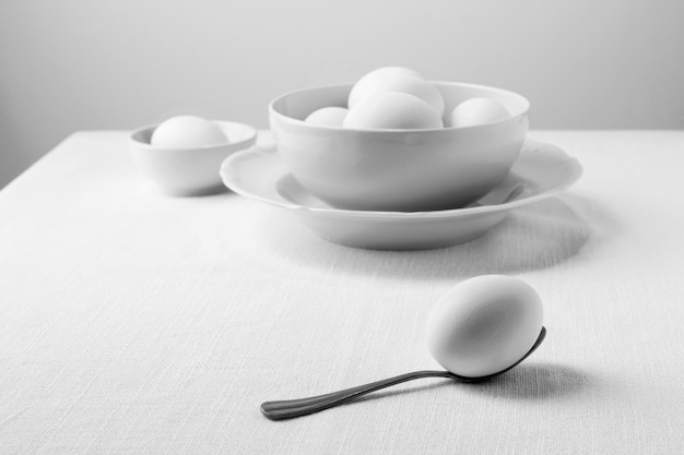 Вид спереди белые яйца в миске