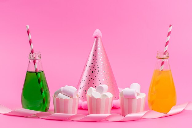 분홍색 책상에 음료와 생일 모자, 생일 파티 축하와 함께 전면보기 흰색 마시맬로