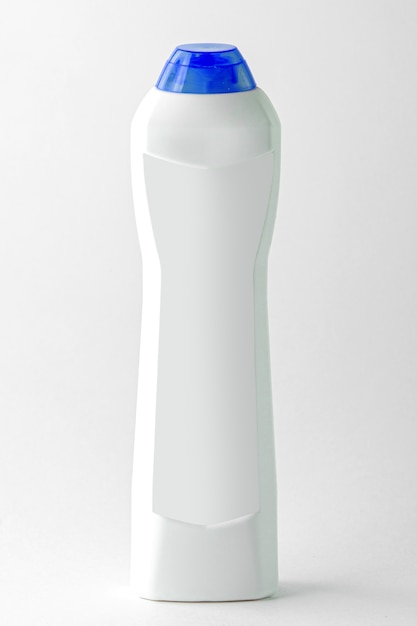Una bottiglia di shampoo bianco vista frontale con tappo blu isolato sul bianco