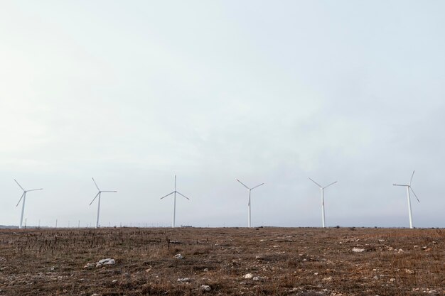 Вид спереди ветряных турбин в области производства энергии