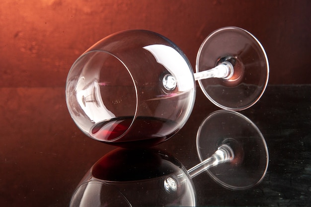 Бесплатное фото Вид спереди бокал для вина на темном цвете шампанского, рождественский алкогольный напиток