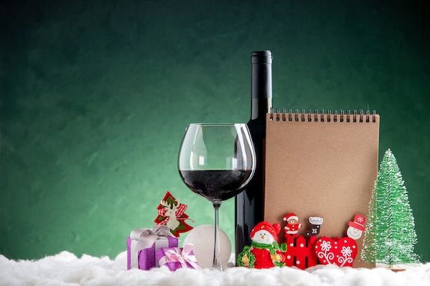 緑の背景に正面図ワイングラス小さなギフトノートブッククリスマスの詳細