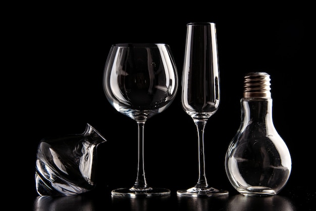 黒い色のシャンパン クリスマス アルコール ドリンクに形成された異なる正面図のワイングラス
