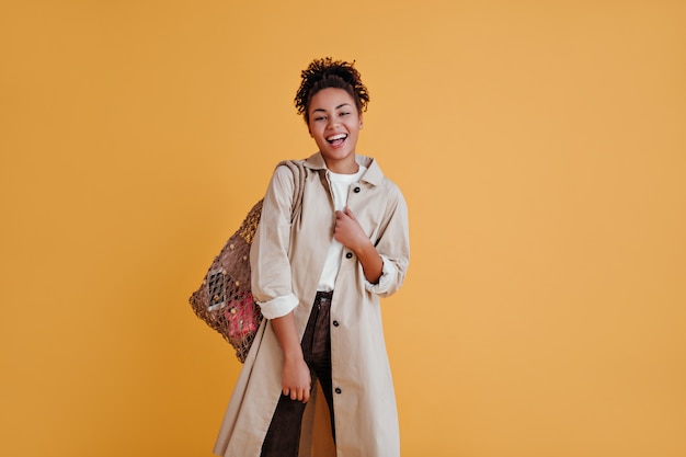 Free photo front view of winsome woman with string bag