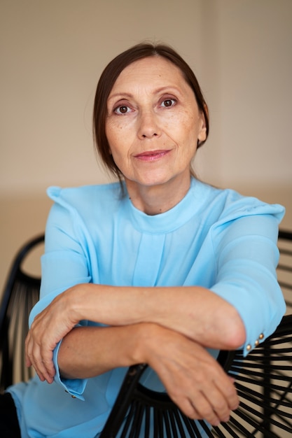 Free photo front view wise woman posing in studio