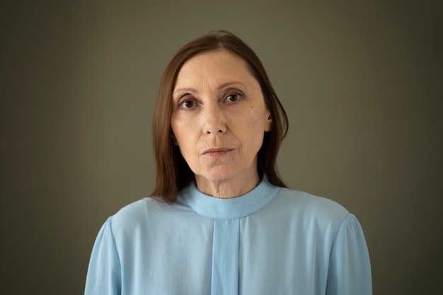 Free photo front view wise woman posing in studio