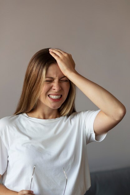 イライラしている正面の女性