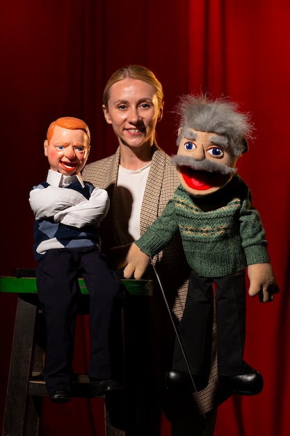 Foto gratuita donna di vista frontale che è ventriloquo