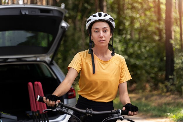 Foto gratuita donna di vista frontale in bicicletta