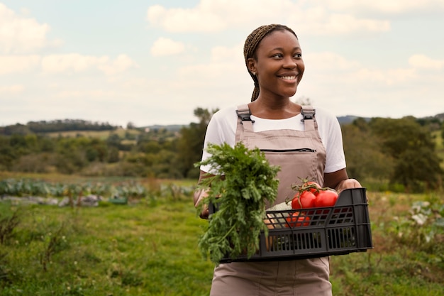 Free photo front view woman carrying harvest