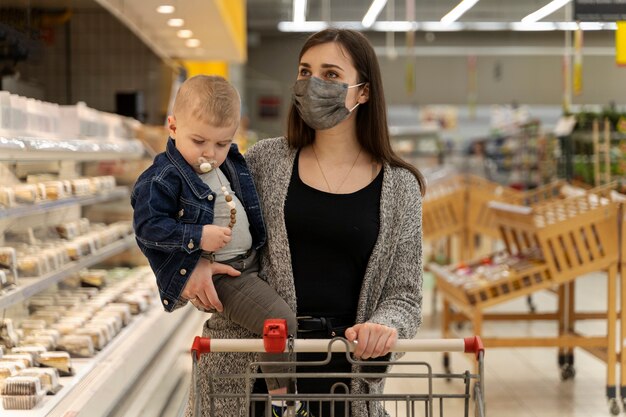 子供を運ぶ正面図の女性