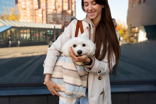 バッグに子犬を運ぶ正面図の女性