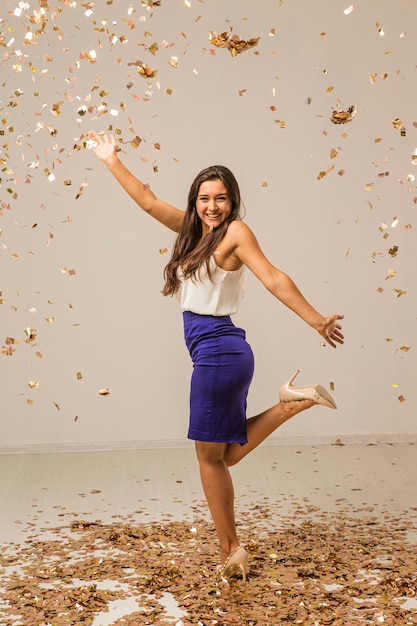 Foto gratuita vista frontale della donna che celebra il nuovo anno