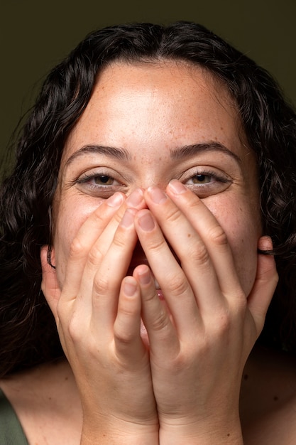 Foto gratuita donna vista frontale che copre il viso