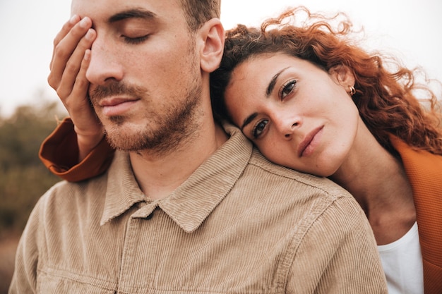 Vista frontale donna che copre l'occhio dell'uomo