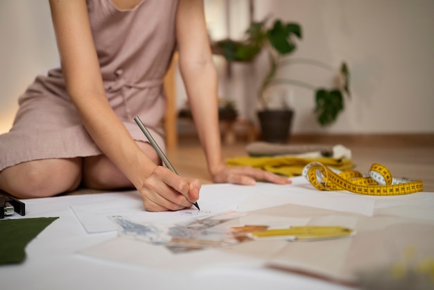 Foto gratuita donna di vista frontale che crea consiglio di visione