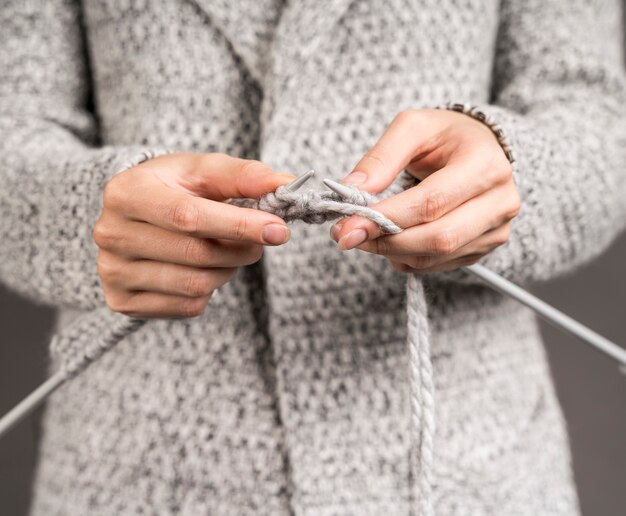 かぎ針編みの女性の正面図