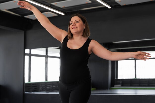Foto gratuita vista anteriore donna che balla in studio