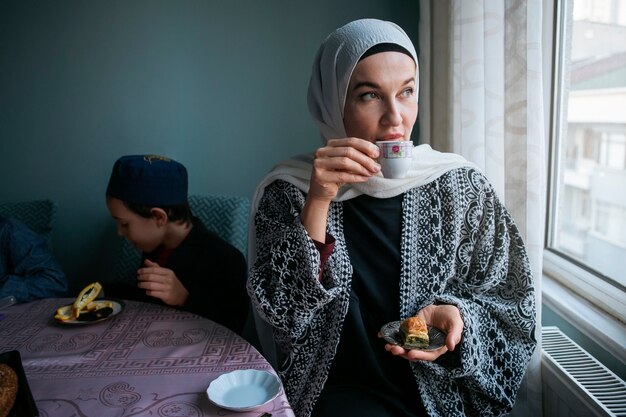 Вид спереди женщина пьет кофе