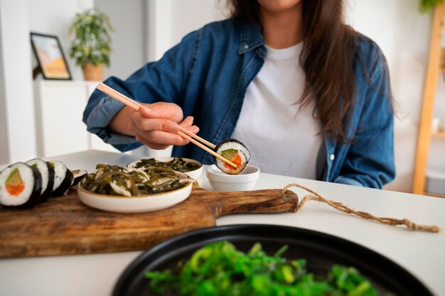 家で食べる正面図の女性