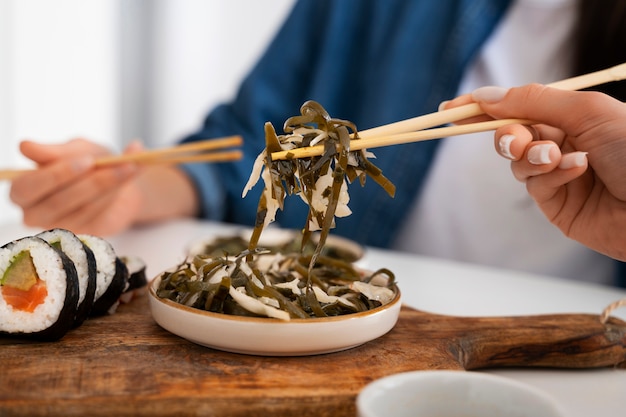 家で食べる正面図の女性