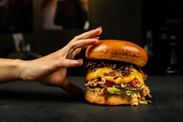 Free photo front view woman eating meat burger