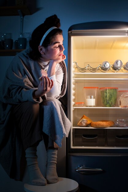 夜間に食べる正面の女性