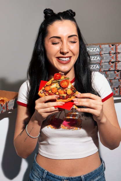 Free photo front view woman eating pizza