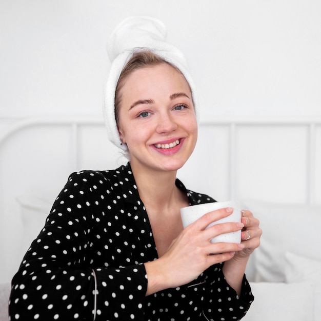 コーヒーを楽しむ女性の正面図