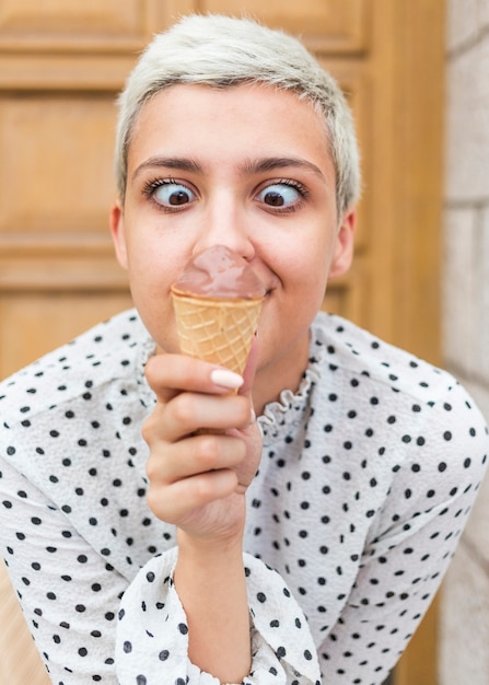 아이스크림을 즐기는 여자의 전면 모습